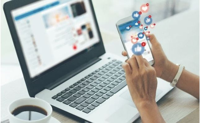 Persona che scrive su un diario mattutino accanto a una tazza di caffè