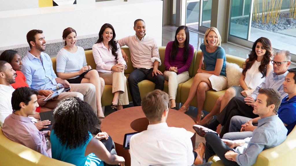 Persona che medita in un paesaggio tranquillo all'alba