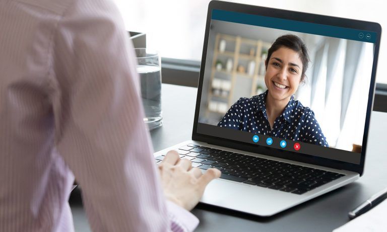 Persona che raggiunge un obiettivo in cima a una montagna